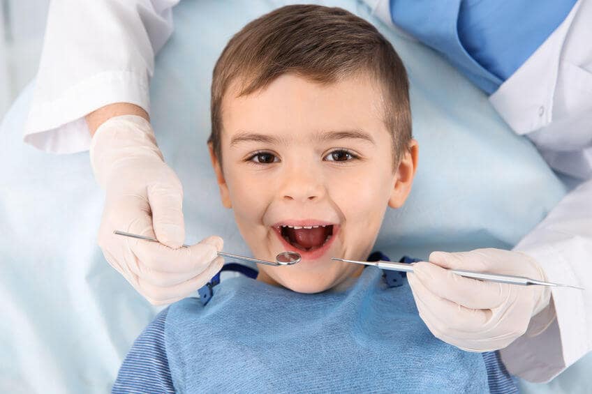 Nếu răng sữa bị sâu mòn mủn nhiều, ba mẹ nên đưa bé tới nha khoa để can thiệp Nếu răng sữa bị sâu mòn mủn nhiều, ba mẹ nên đưa bé tới nha khoa để can thiệp