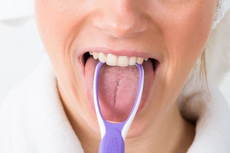 Vệ sinh răng miệng kỹ và cạo lưỡi thường xuyên là cách giúp cải thiện vấn đề hơi thở có mùi Vệ sinh răng miệng kỹ và cạo lưỡi thường xuyên là cách giúp cải thiện vấn đề hơi thở có mùi